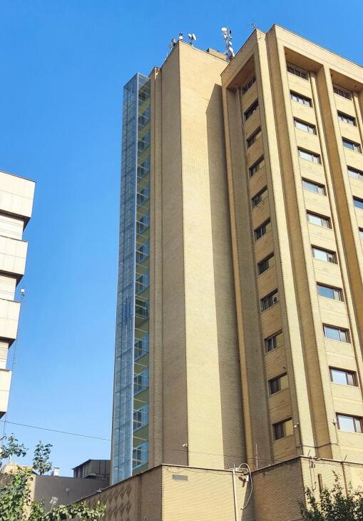 آسانسور شیشه ای بیرون از ساختمان 